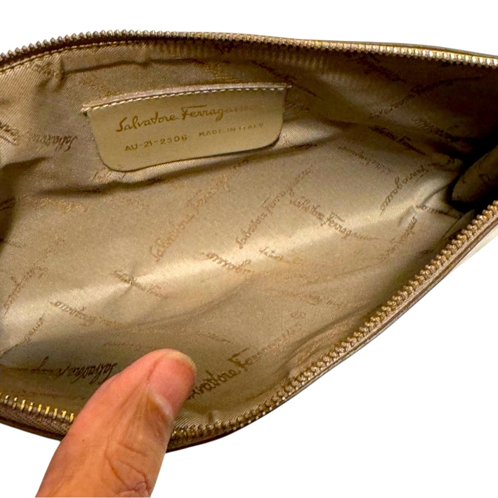 SALVATORE FERRAGAMO CLUTCH IN A VERY BEAUTIFUL COLOR IN EUC - Picture 3 of 9